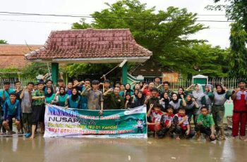 100 Relawan Siswa Siswi Nusanda, Bersihkan Lumpur Banjir Di Beberapa Sekolah
