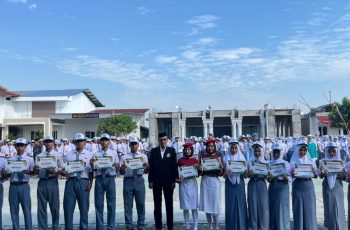 Usai Upacara Kemerdekaan, Juara Porsema XIII SMK NU 01 Kendal Terima Beasiswa Prestasi
